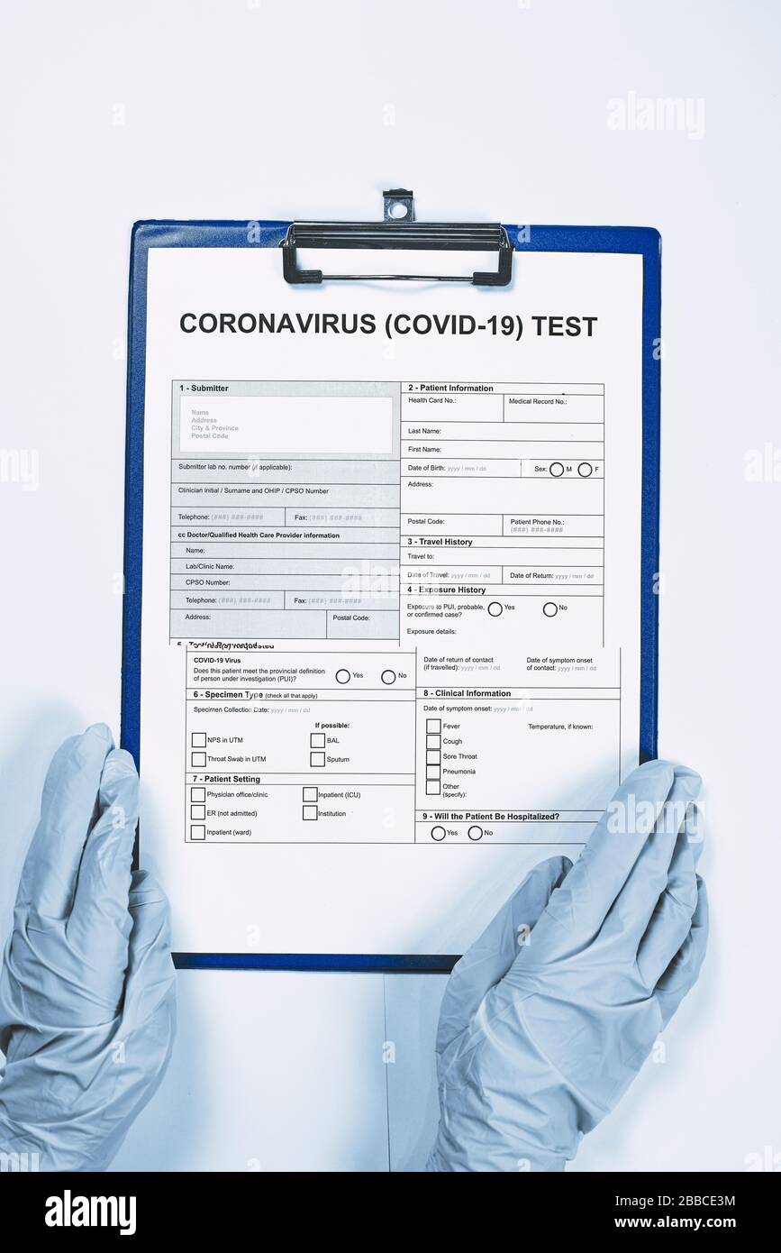 Mains d'un médecin ou d'une infirmière non reconnaissable remplissant le formulaire de test du coronavirus. Obtenez le test COVID-19. Test pour 2019-ncov. Formulaire de test médical pour nouveau coronavirus Banque D'Images