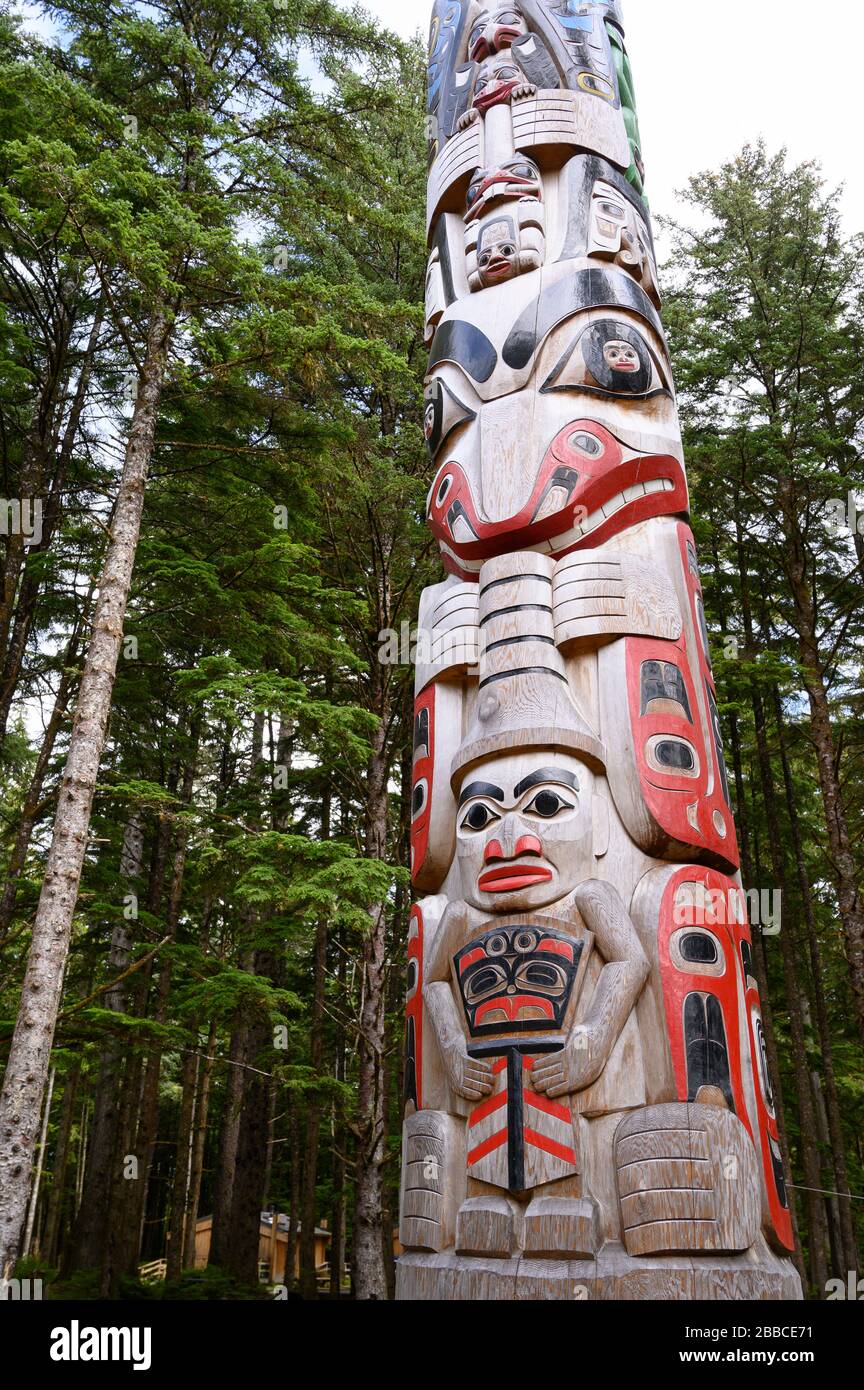 GYaaGang Pole Monumental, par Christian Whaite et les aides, Hiellen River, Haida Gwaii, anciennement connue sous le nom d'îles de la Reine-Charlotte, Colombie-Britannique, Canada Banque D'Images