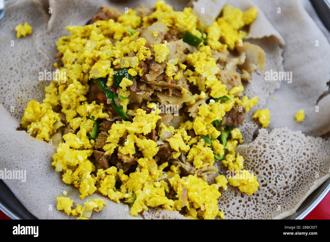 Firfir avec œufs brouillés est un petit déjeuner populaire en Ethiopie. Banque D'Images