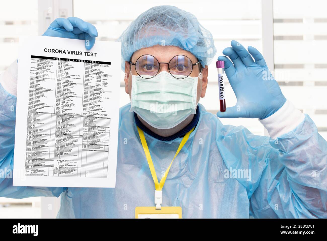 Médecin en costume de protection tenant un test sanguin de laboratoire du virus corona et du tube avec des résultats de test sanguin positifs. Banque D'Images