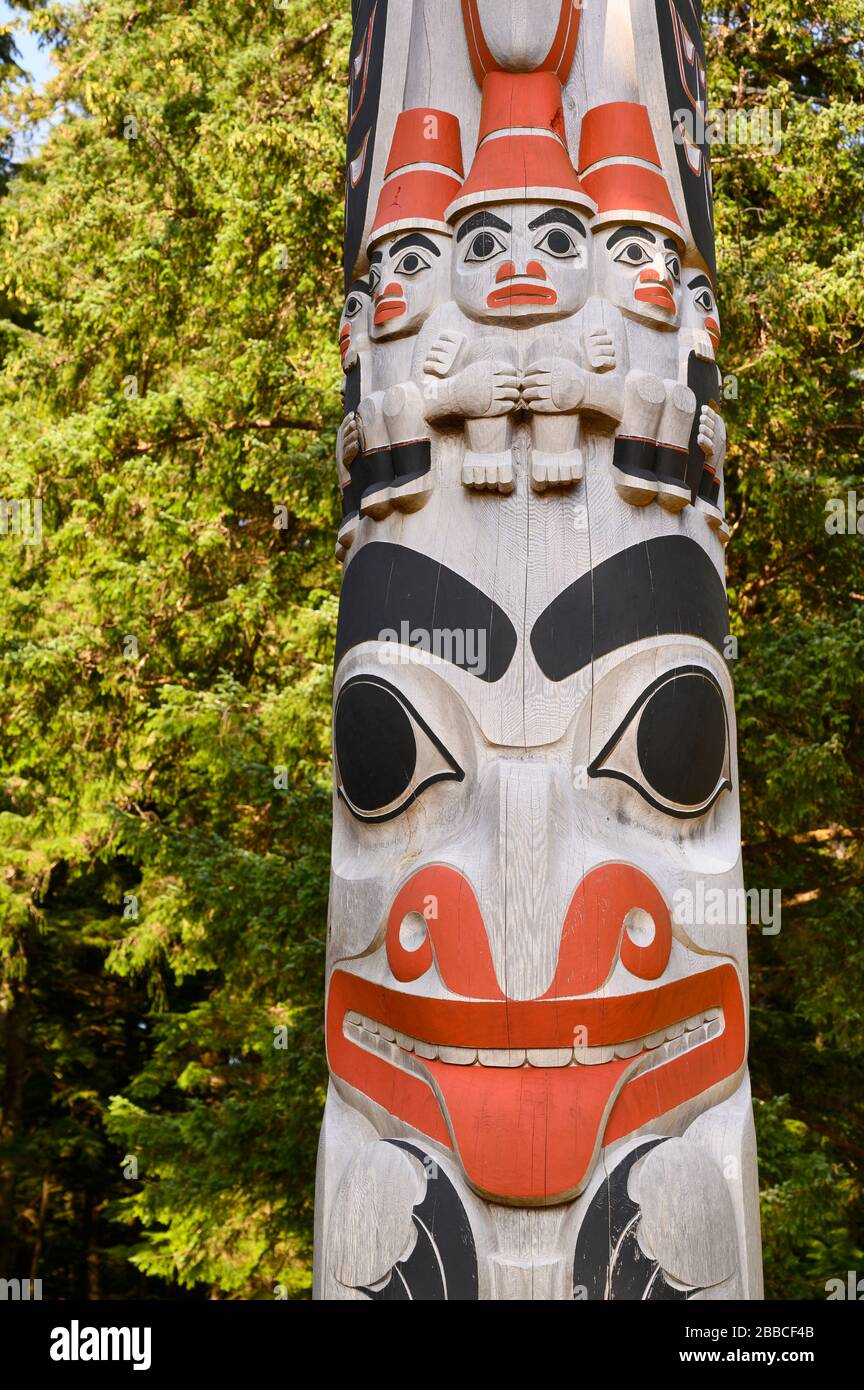 Gwaii Haanas Legacy Pole de Jaalen Edenshaw, à Windy Bay, réserve de parc national Gwaii Haanas, Haida Gwaii, anciennement connue sous le nom d’îles de la Reine-Charlotte, Colombie-Britannique, Canada Banque D'Images