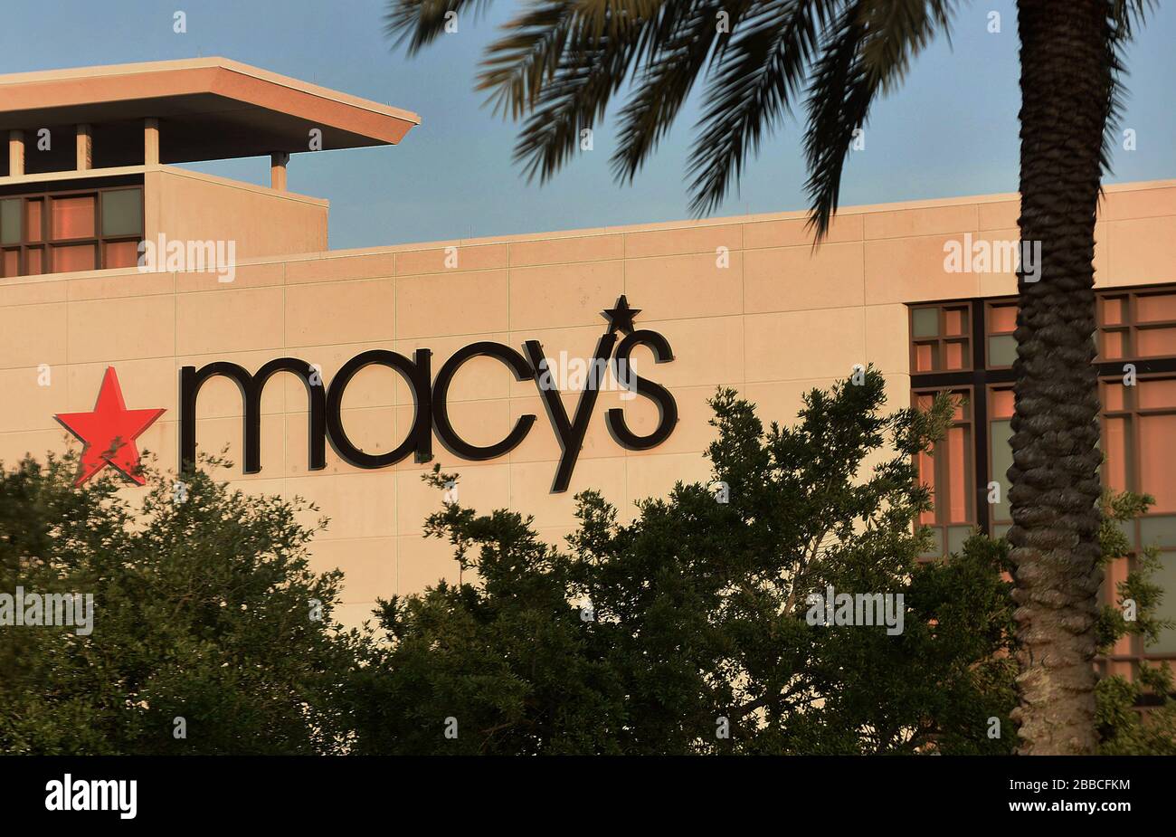 Un magasin Macy est vu le jour où l'entreprise a annoncé qu'elle est en train de fouler la plupart de ses 125 000 employés en raison de la pandémie de coronavirus qui a coulé les ventes, et a forcé la fermeture des magasins. Banque D'Images