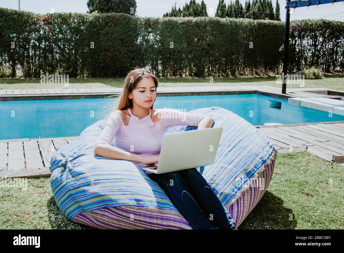 Jeune fille seule à la maison Banque de photographies et d’images à haute résolution Alamy