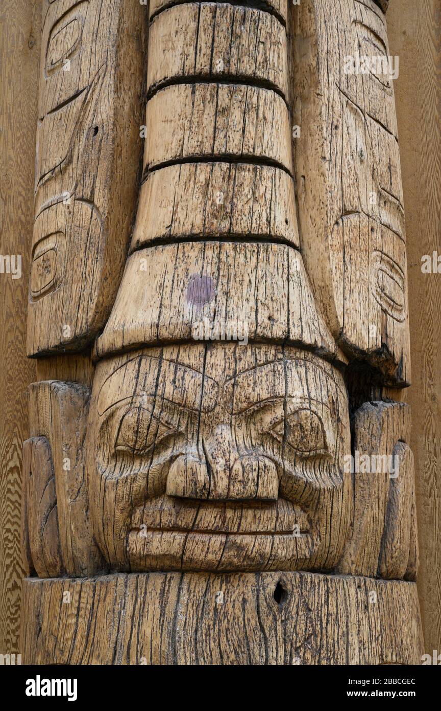Totem dans le hall du Centre du patrimoine haïda à Kay Llnagaay, Skidegate, Haida Gwaii, anciennement connu sous le nom d’îles de la Reine-Charlotte, Colombie-Britannique, Canada Banque D'Images