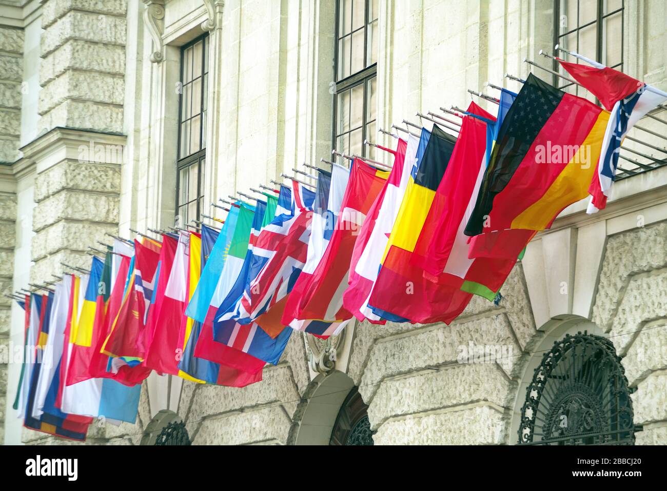drapeaux de différents pays sur fond Banque D'Images