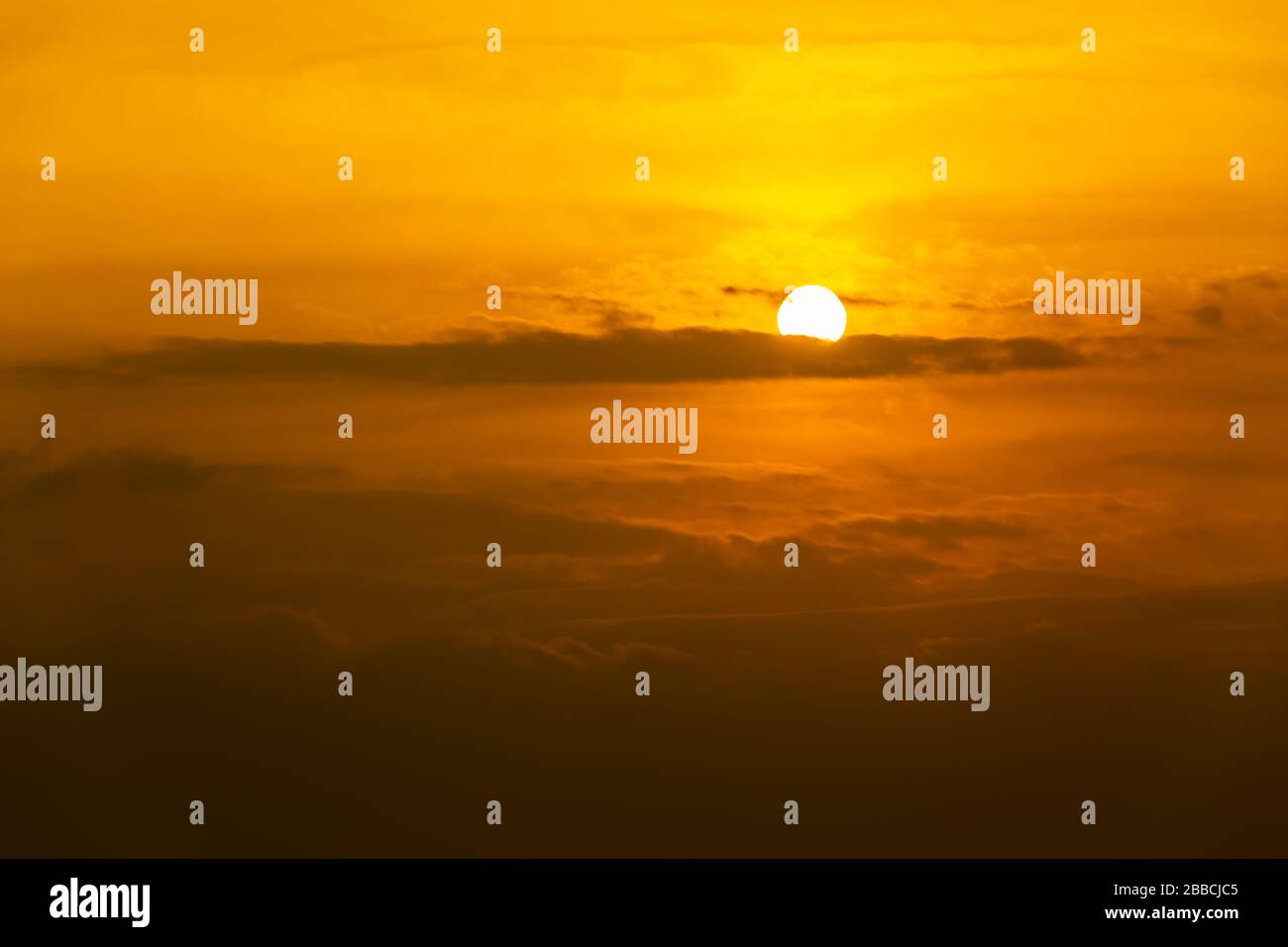 Gros plan du beau soleil flottant entre les nuages le matin. Banque D'Images