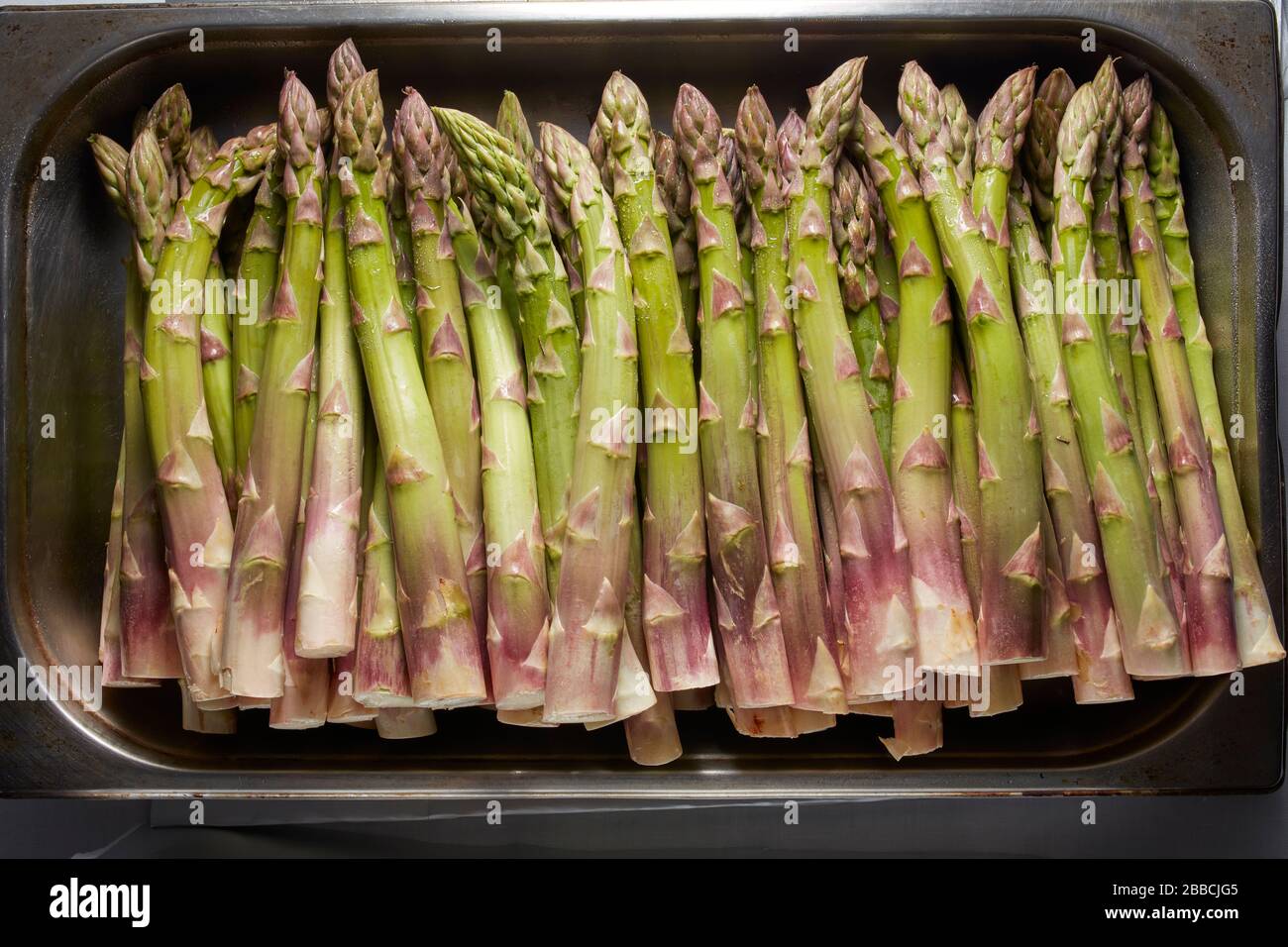 Asperges crues non cuites Restaurant de légumes verts frais de saison délicieux Banque D'Images