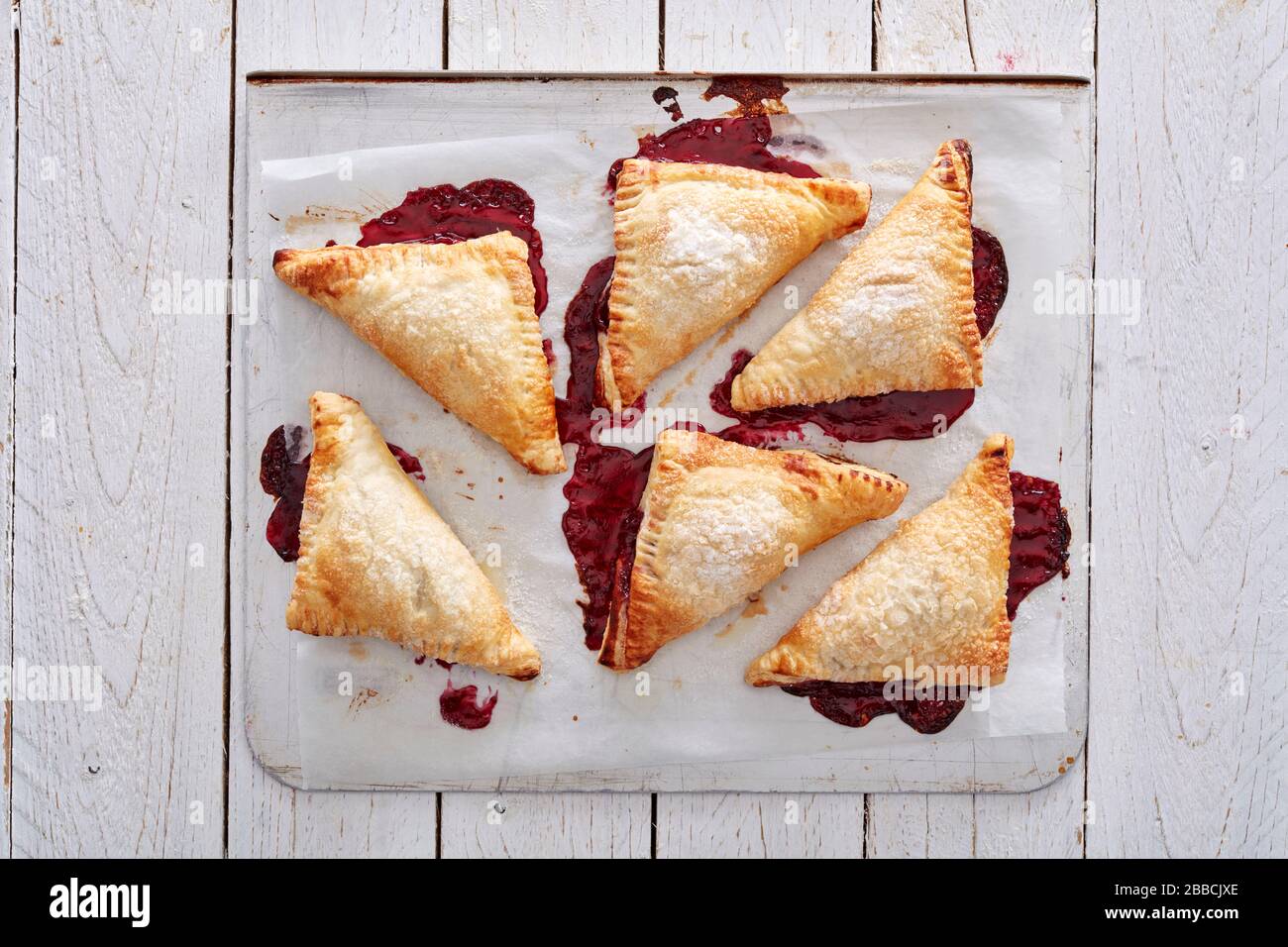 pâtisserie, cerise, feuilleté, fruit, chiffre d'affaires, dessert, sucré, croûte, tarte, gourmet, nourriture, frais, boulangerie, sucre, délicieux, doré, snack, savoureux, fait maison, confiture Banque D'Images