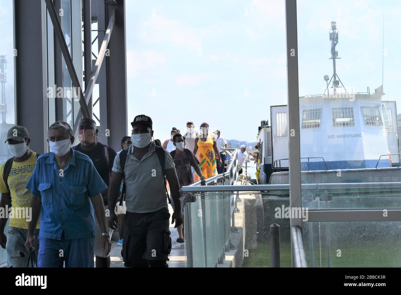 La Havane, Cuba. 30 mars 2020. Les passagers portant un masque partent d'un ferry à la Havane, Cuba, le 30 mars 2020. Crédit: Zhu Wanjun/Xinhua/Alay Live News Banque D'Images