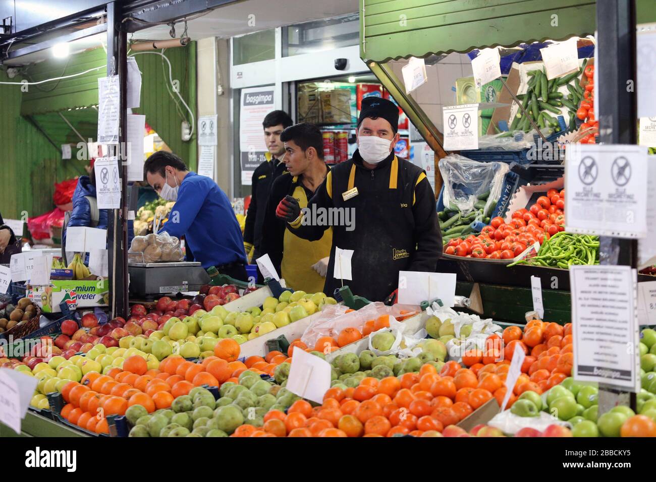 (200331) -- ANKARA, le 31 mars 2020 (Xinhua) -- les gens travaillent dans un supermarché à Ankara, Turquie, le 30 mars 2020. La Turquie a annoncé lundi 37 décès supplémentaires de COVID-19, alors que le nombre total de cas d'infection dans le pays est passé à 10,827. (Photo de Mustafa Kaya/Xinhua) Banque D'Images