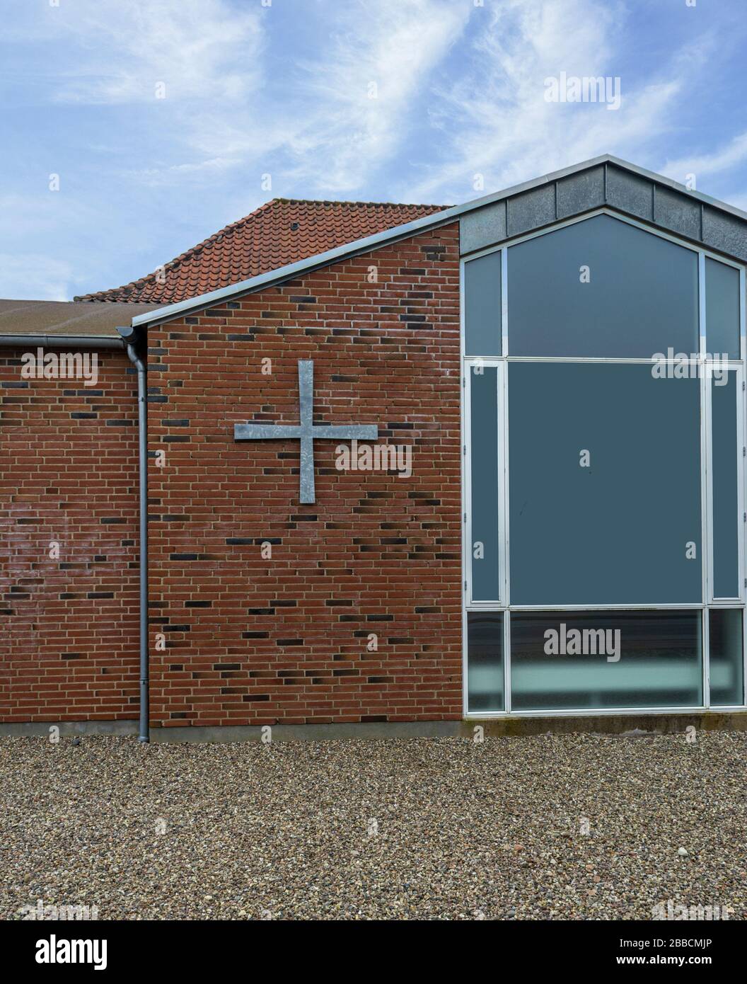 Église catholique moderne sous un ciel bleu Banque D'Images