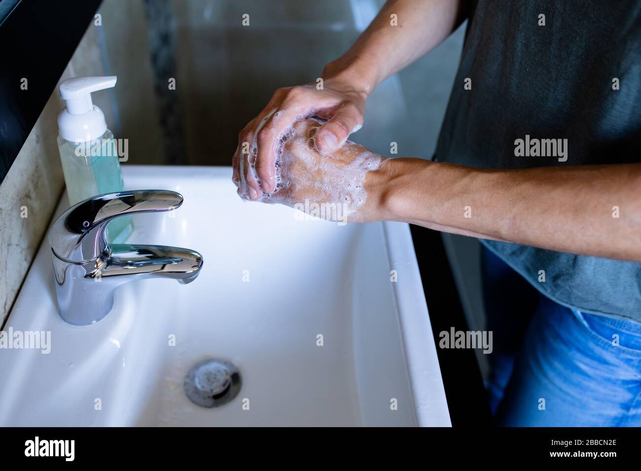 Femme se lavant les mains contre Coronavirus Covid19 Banque D'Images