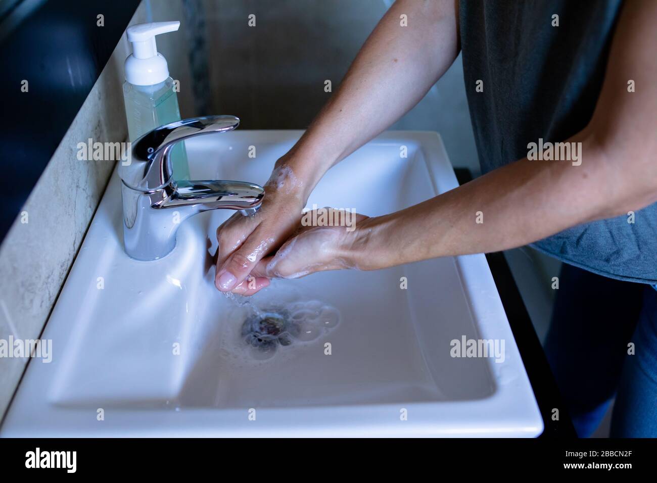 Femme se lavant les mains contre Coronavirus Covid19 Banque D'Images