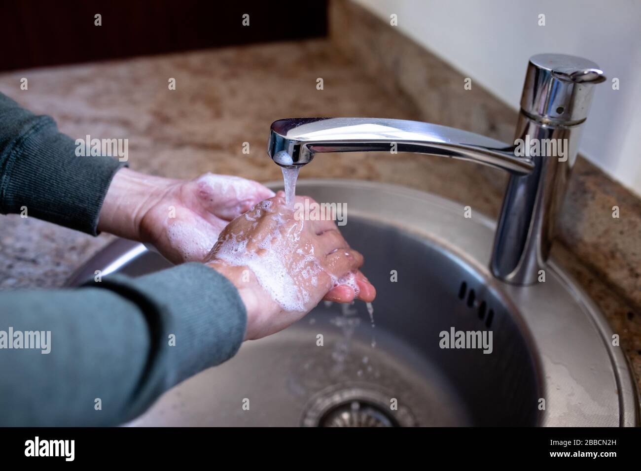 Femme se lavant les mains contre Coronavirus Covid19 Banque D'Images