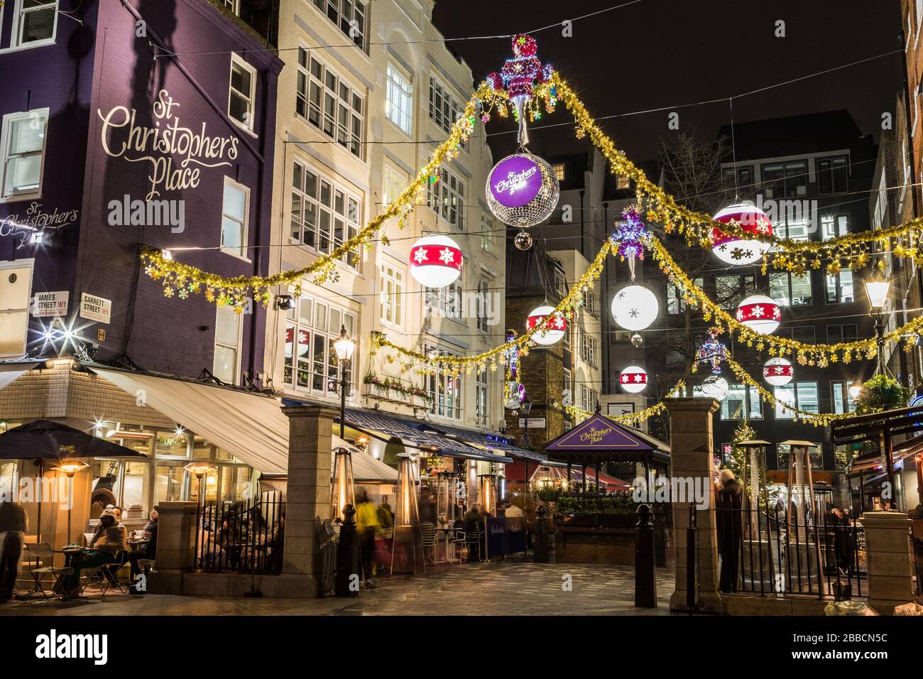 LONDRES, Royaume-Uni - 25 NOVEMBRE 2018 : place St Christopher à Londres à Noël. Affiche des décorations de fête, l'extérieur des bâtiments et des personnes. Banque D'Images