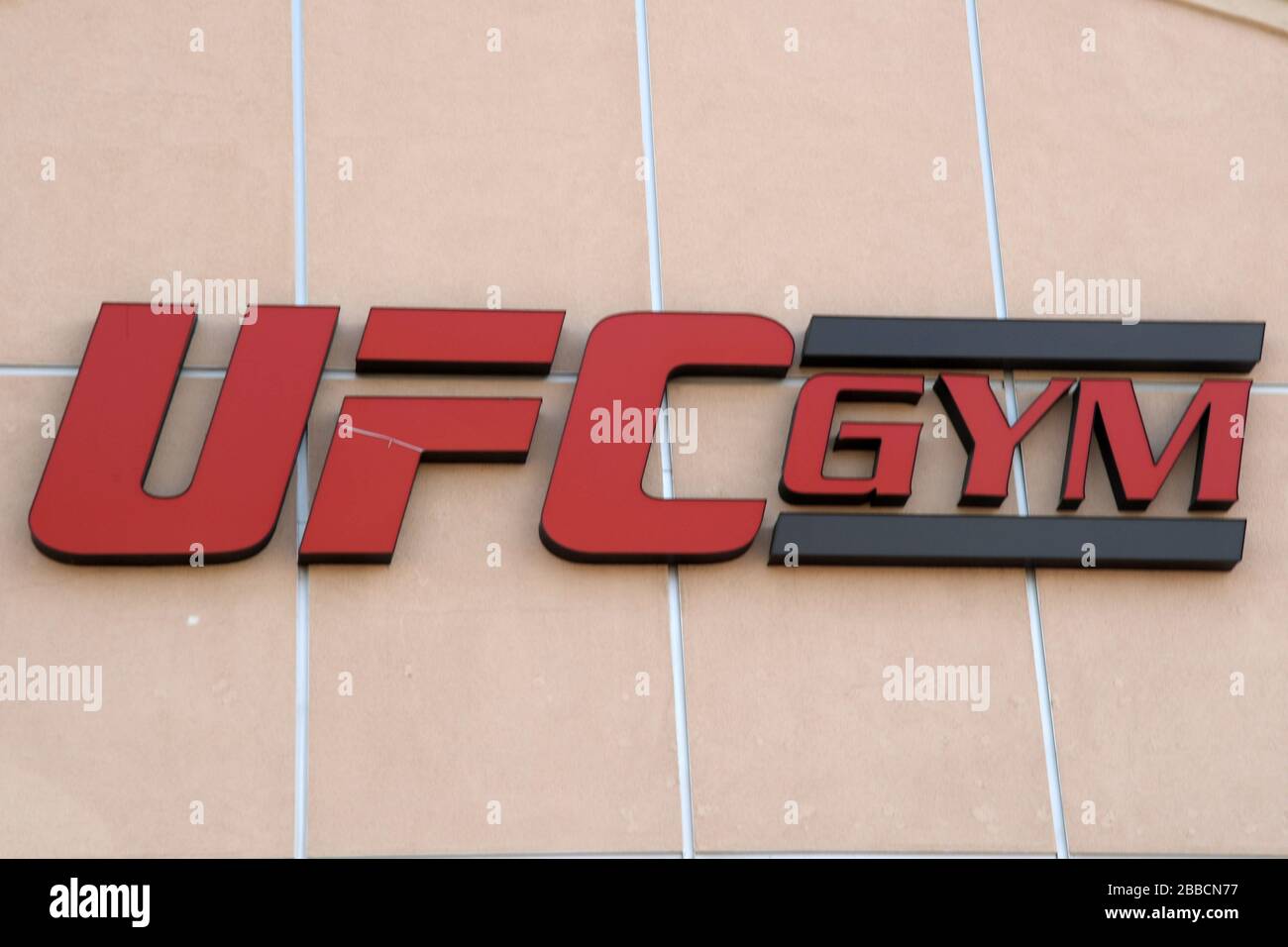 Vue détaillée du logo et du signe de la salle de gym UFC fermée au milieu de la pandémie mondiale de coronavirus COVID-19, lundi 30 mars 2020, à Rosemead, Californie (photo par IOS/Espa-Images) Banque D'Images