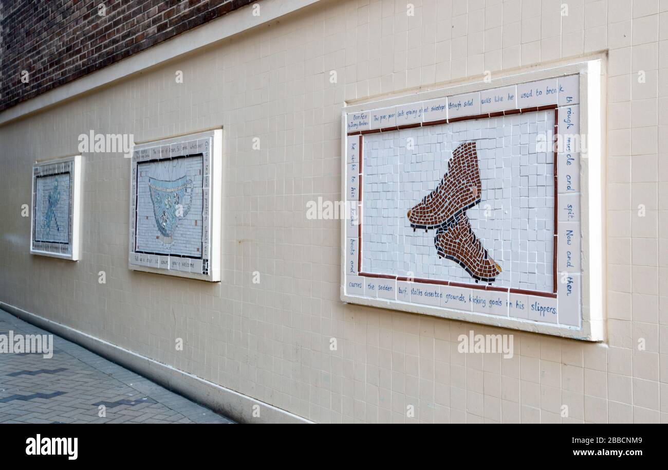 Mosaïques sur un mur à Almshuose Lane, Wakefield, West Yorkshire Banque D'Images