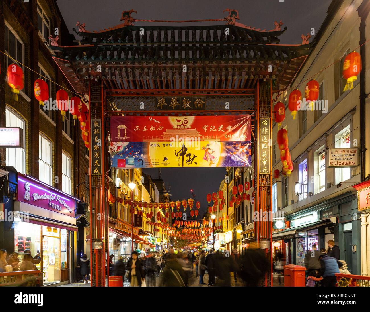 LONDRES, Royaume-Uni - 24 NOVEMBRE 2019 : vue sur l'architecture, les lanternes et d'autres architectures à Chinatown à Londres la nuit. Les gens peuvent être vus. Banque D'Images