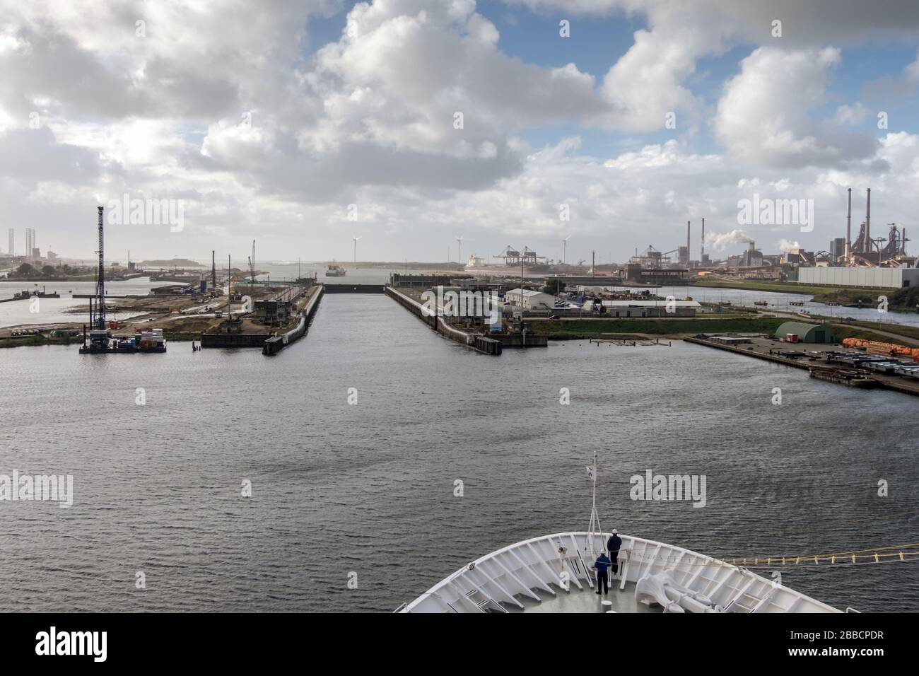 Vue depuis le bateau de croisière naviguant vers la écluse d'IJmuiden qui relie Amsterdam (à environ 25 km), via le canal de la mer du Nord, à la mer du Nord. Banque D'Images