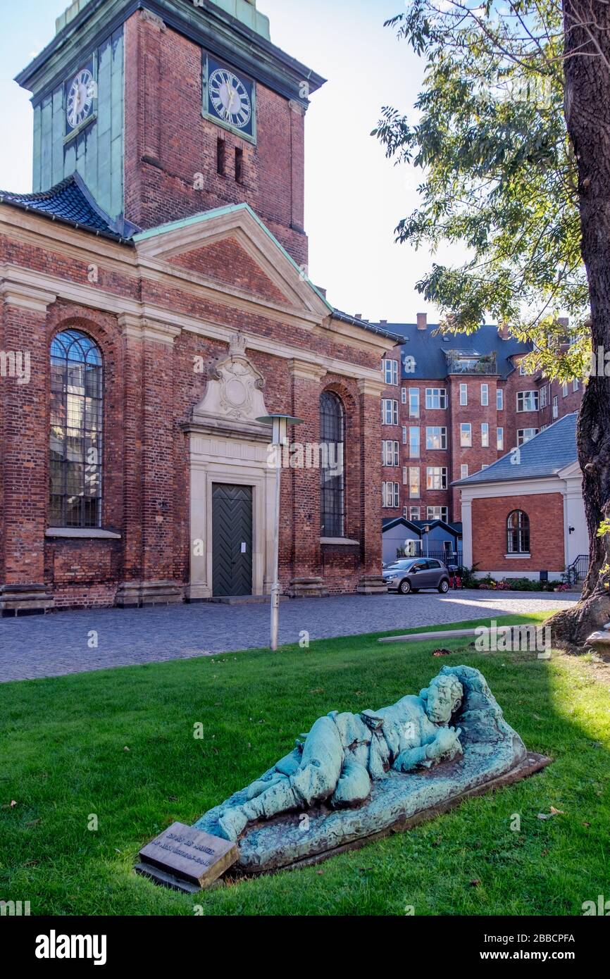 'En AF de mange' (l'un des nombreux). La sculpture d'un soldat mort pendant la première Guerre mondiale. Situé près de l'église de Garrison. Copenhague, Danemark Banque D'Images