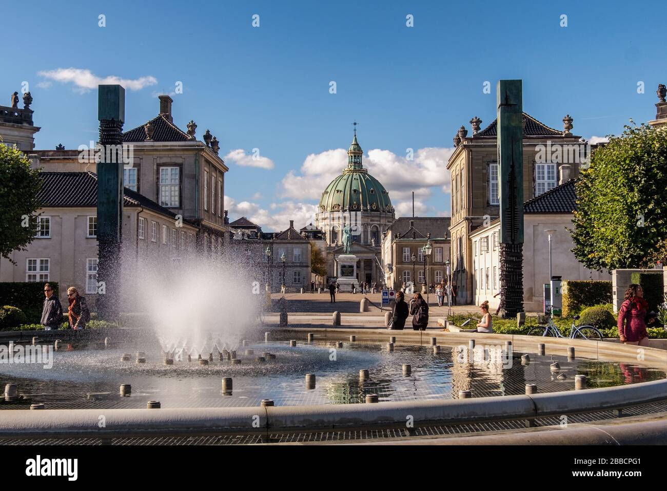 Fontaine d'eau à Amaliehaven ou Amalie Gardens sur le front de mer avec Amalienborg (Palais Royal) et l'église de marbre à Copenhague Danemark Banque D'Images