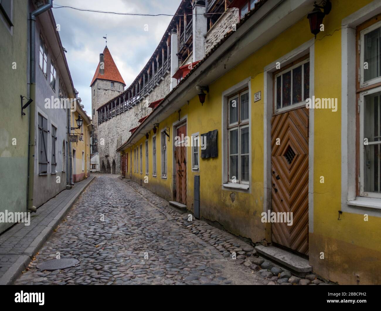 La rue pavée de Muurivahe et les remparts médiévaux de la vieille ville, Tallinn, Estonie Banque D'Images