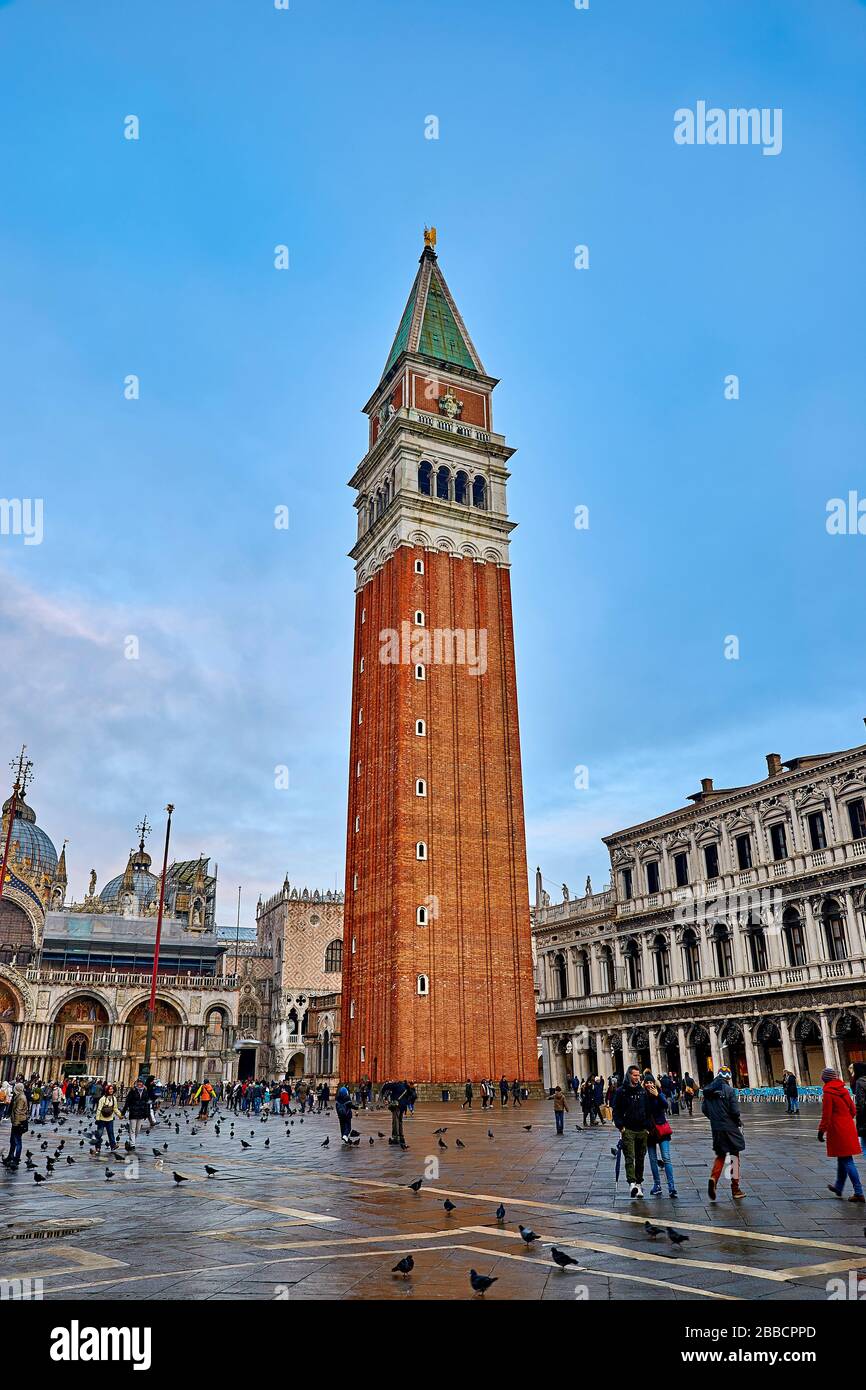 La place Saint-Marc, souvent connue en anglais sous le nom de place Saint-Marc, est la principale place publique de Venise. Venise, la capitale de la Vénétie dans le nord de l’Italie Banque D'Images