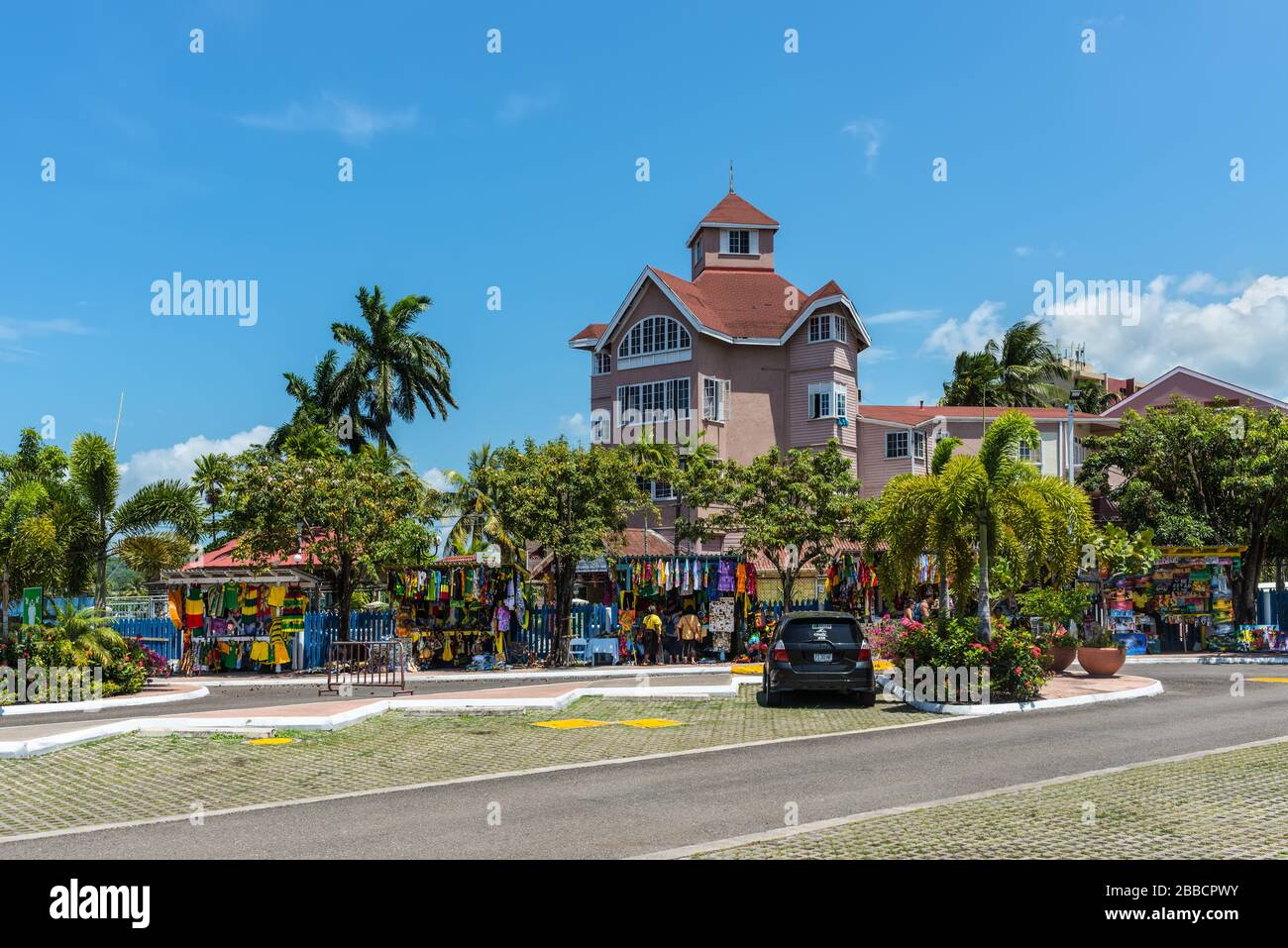 Ocho Rios, Jamaïque - 22 avril 2019 : marché de rue souvenir dans l'île tropicale des Caraïbes d'Ocho Rios, Jamaïque. Banque D'Images