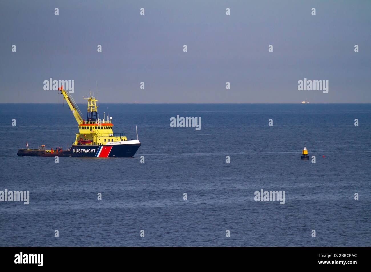 Egmont aan Zee, Pays-Bas - 27 mars 2012 : bateau du garde-côtes néerlandais près de la plage Banque D'Images