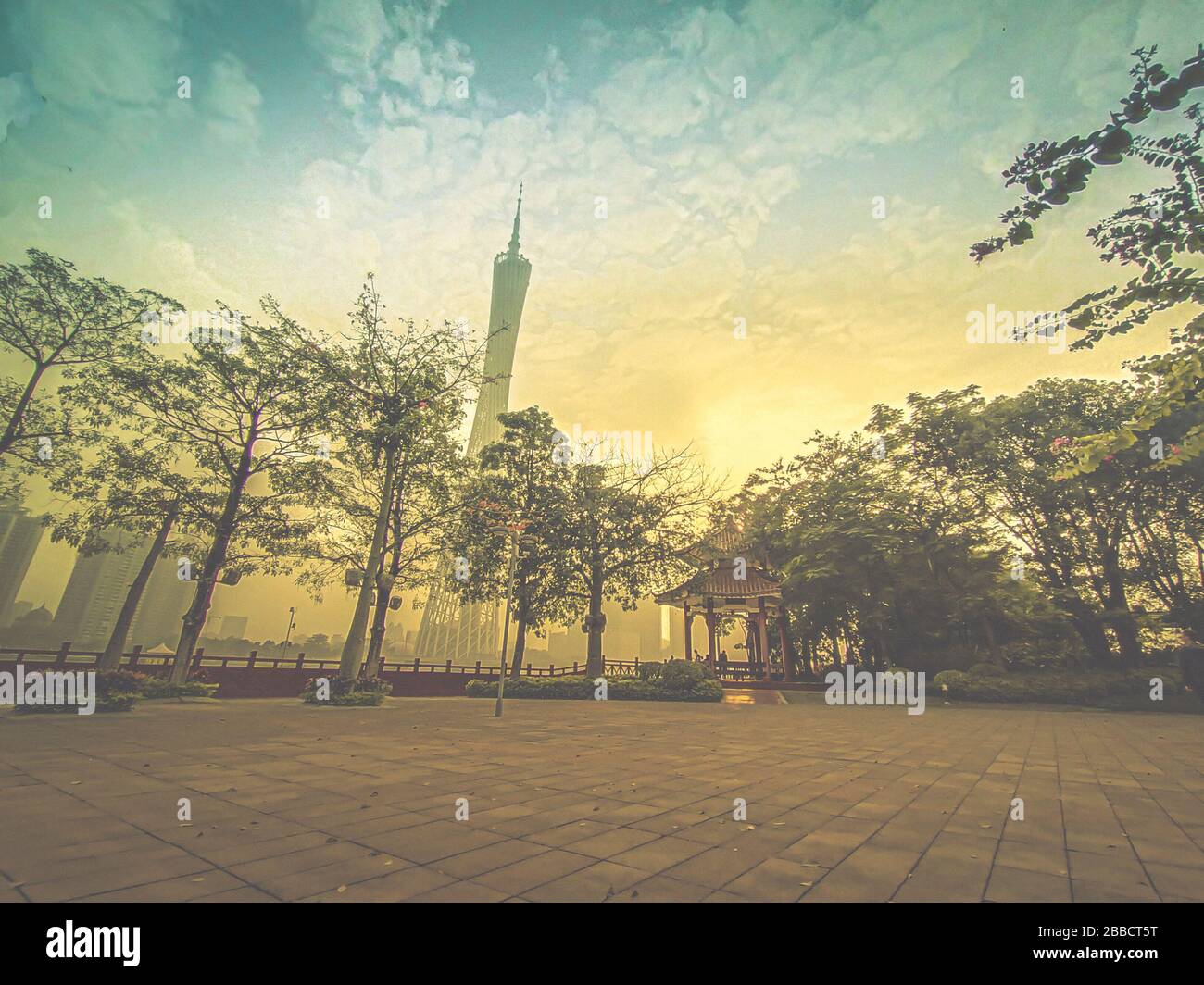 La tour Canton officiellement la télévision de Guangzhou astronomique et touristique. Vue depuis l'entrée du parc avec pavillon chinois traditionnel. Nouveau et Banque D'Images