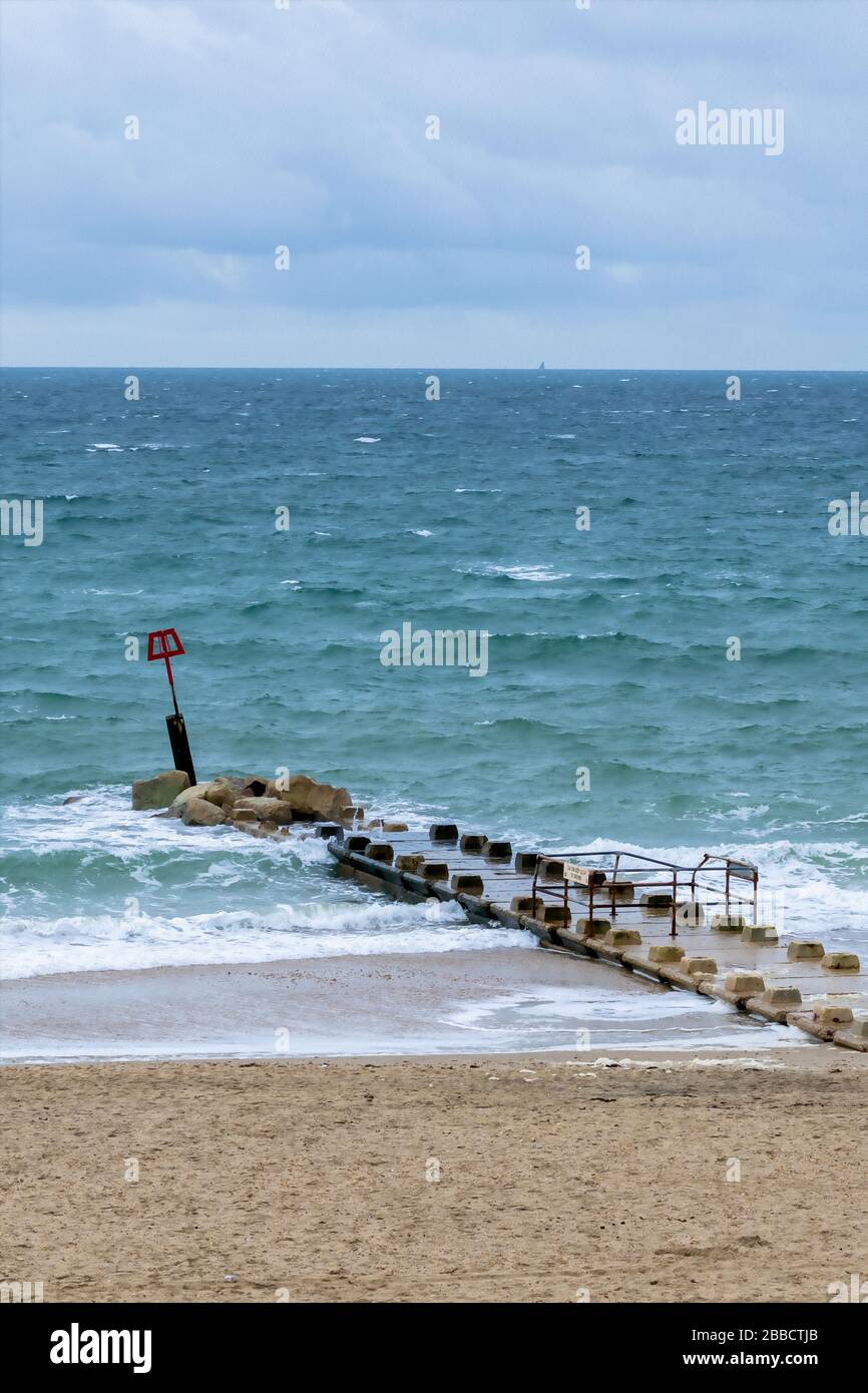 Poteau marqueur venteux groyne à Bournemouth, Dorset, Royaume-Uni Banque D'Images