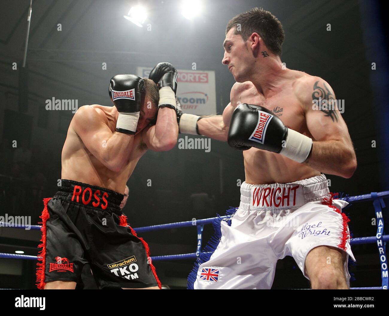 Nigel Wright (short de shite) bat Ross Minter (rouge/noir) short, Prizefalighter 'The Welterpodss' boxe au York Hall, Bethnal Green, promu par M Banque D'Images