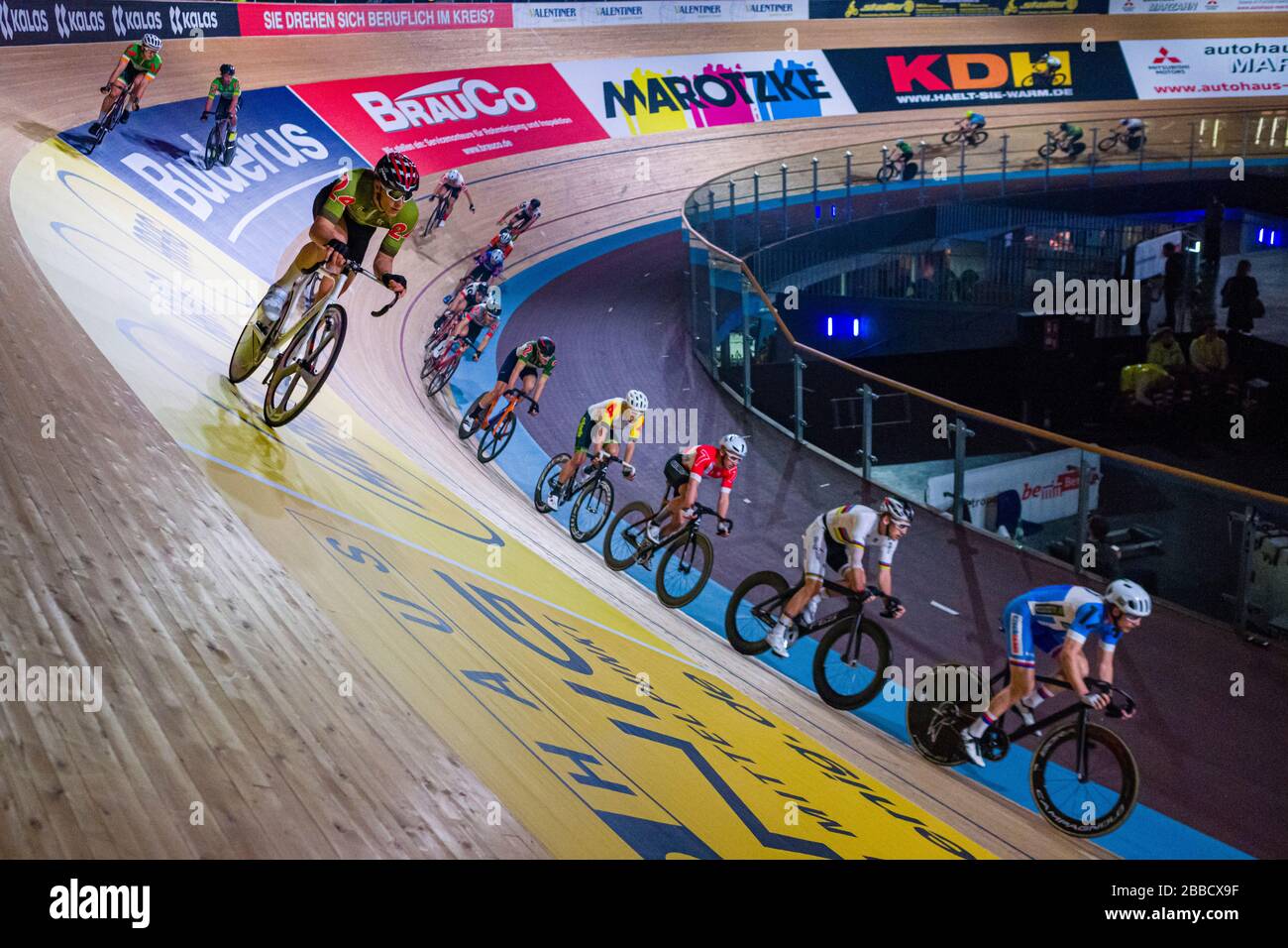 Les cyclistes qui se courses aux six jours de Berlin, une course de vélo de piste de six jours, à l'intérieur du Velodrom Banque D'Images