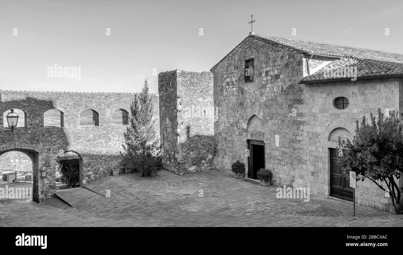 Belle vue sur l'église de San Giorgio dans le centre historique de Montemerano, Grosseto, Toscane, Italie, en noir et blanc Banque D'Images