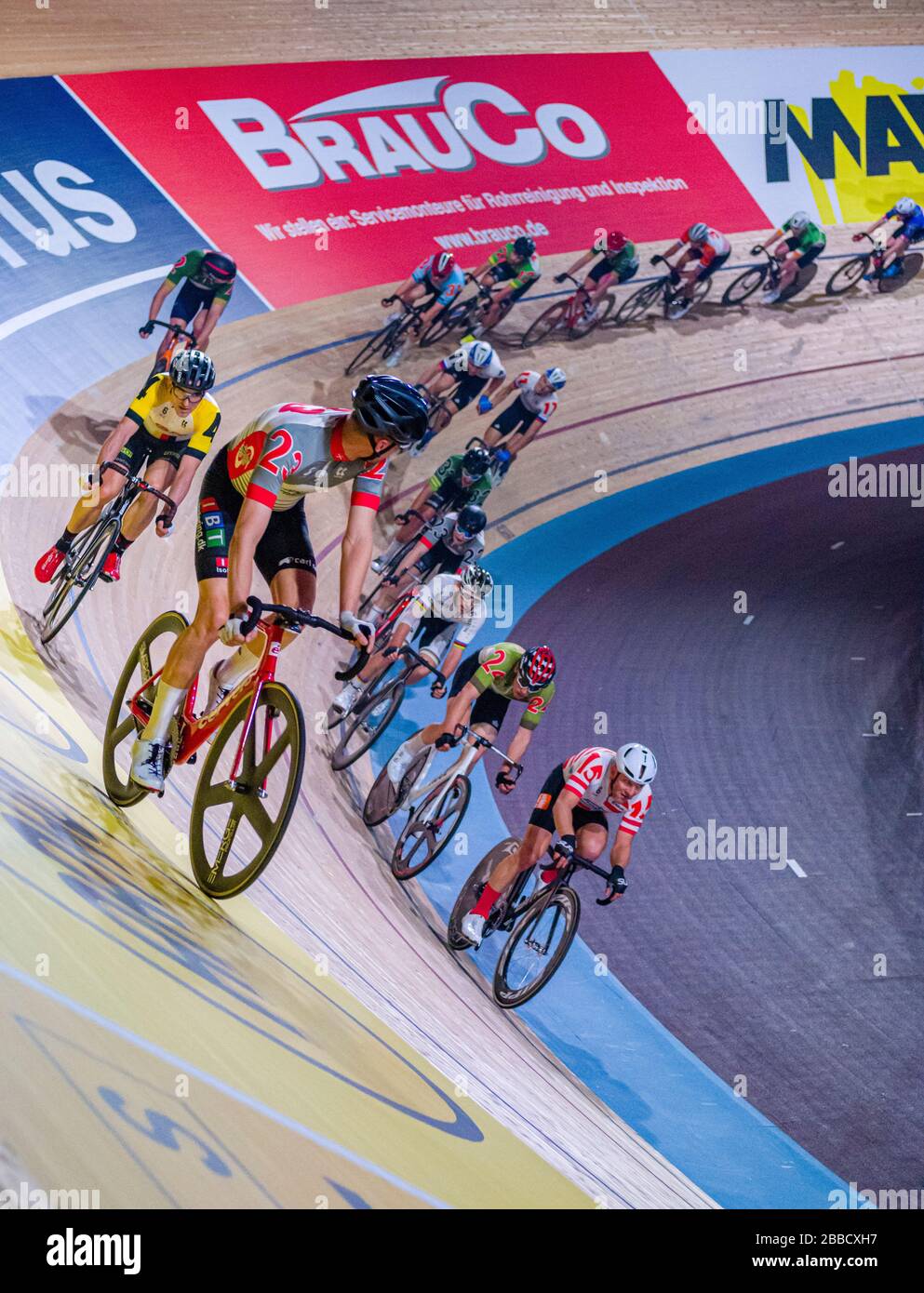 Les cyclistes qui se courses aux six jours de Berlin, une course de vélo de piste de six jours, à l'intérieur du Velodrom Banque D'Images
