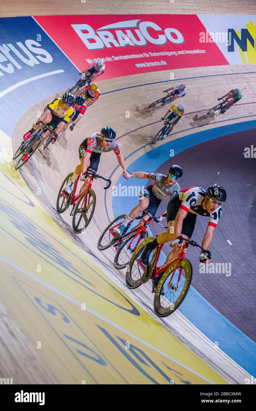 Les cyclistes qui se courses aux six jours de Berlin, une course de vélo de piste de six jours, à l'intérieur du Velodrom Banque D'Images
