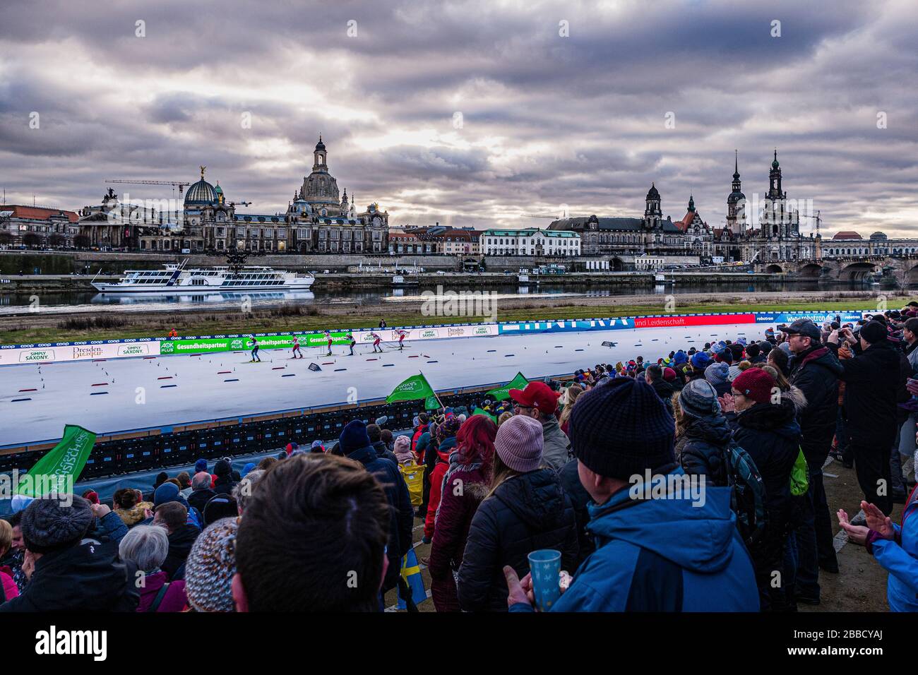 Les gens qui regardent la coupe du monde de ski de fond FIS sur les rives de la rivière Elbe, l'horizon de la ville baroque au loin Banque D'Images