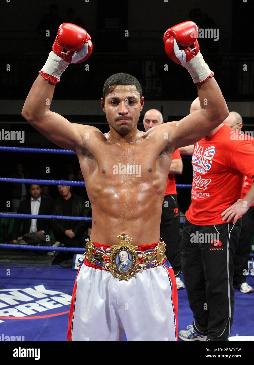 Kell Brook (Sheffield, short blanc/rouge) défaites Stuart Elwell (Walsall) dans un concours de boxe Welterweight pour le titre britannique à York Hall, Bethnal Banque D'Images