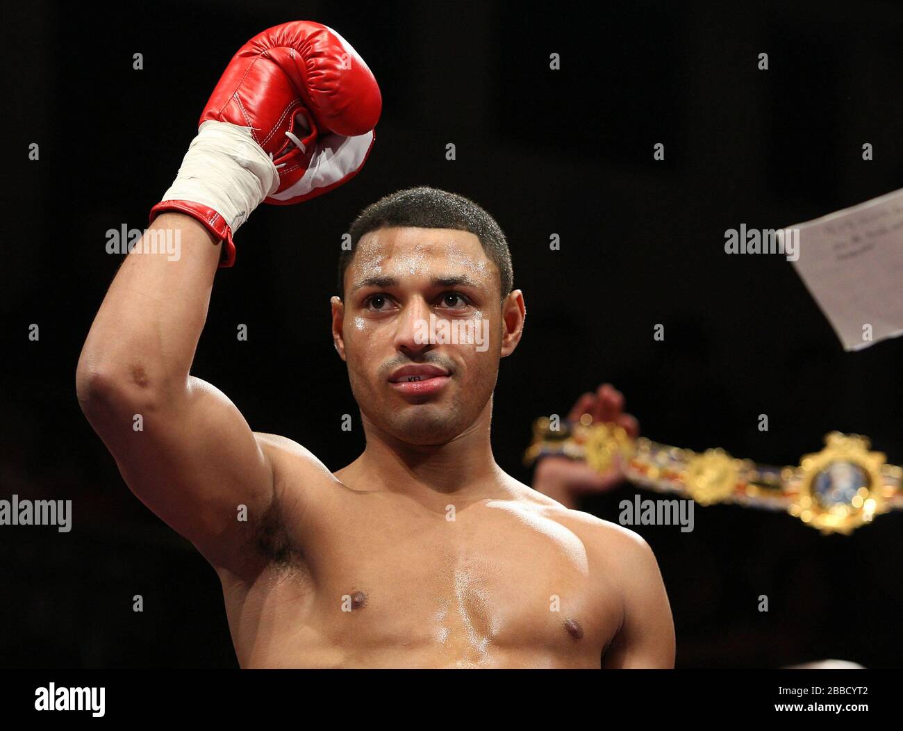 Kell Brook (Sheffield, short blanc/rouge) défaites Stuart Elwell (Walsall) dans un concours de boxe Welterweight pour le titre britannique à York Hall, Bethnal Banque D'Images