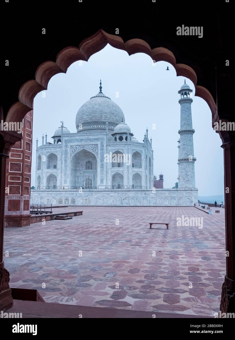 Taj Mahal bien qu'une porte arqué Banque D'Images