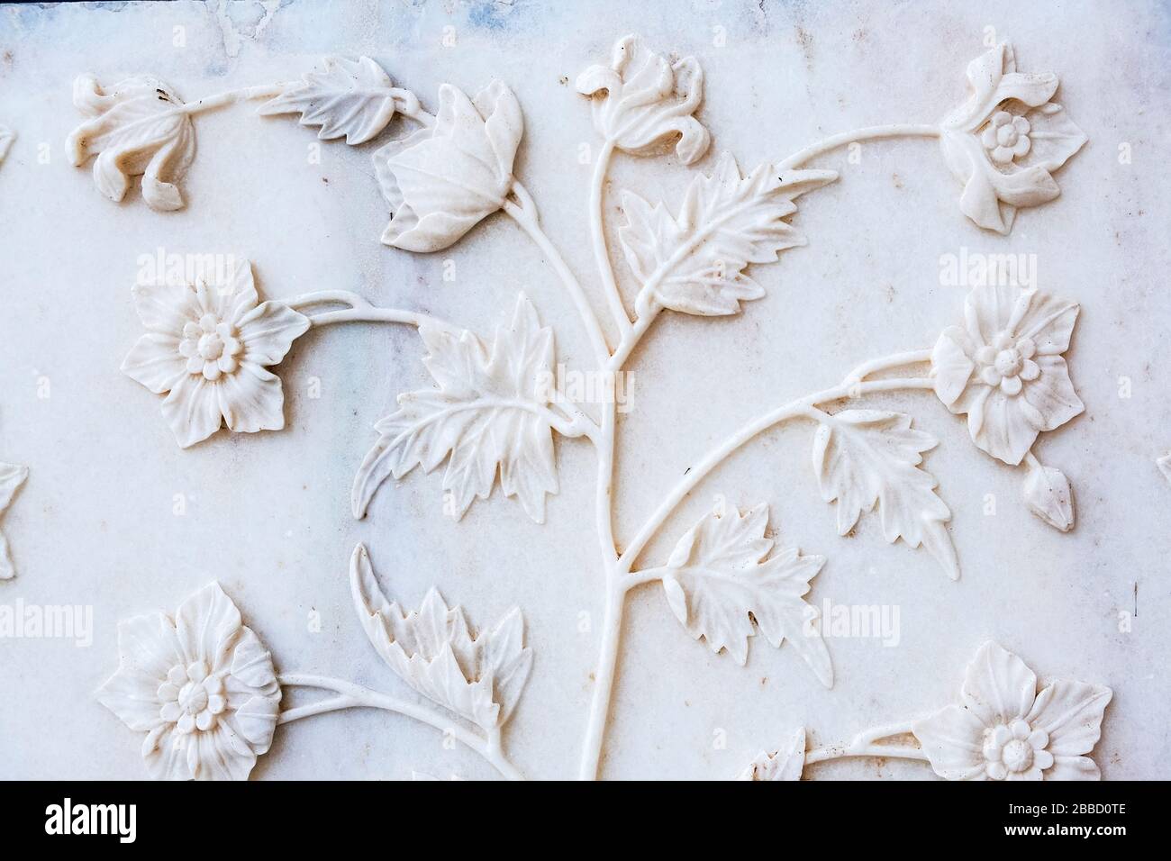 motif fleuri délicat et élaboré sculpté dans un écran en marbre blanc pour décorer taj mahal, inde Banque D'Images