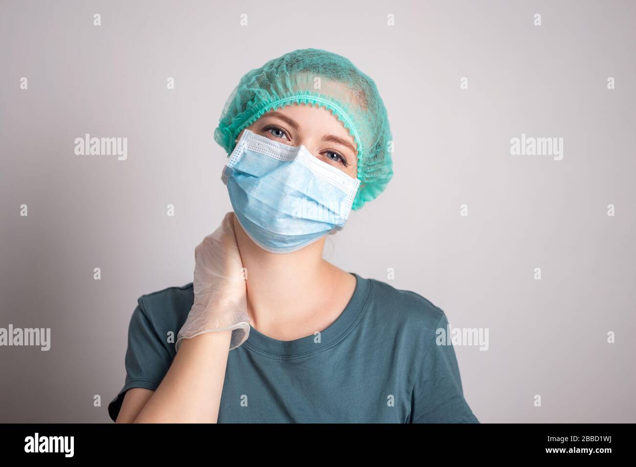 Une jeune infirmière de la femme caucasienne semble fatiguée Banque D'Images