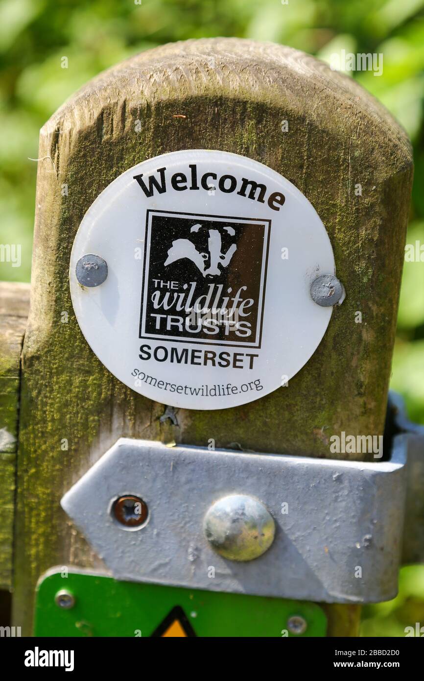 Un panneau sur une porte vous souhaite la bienvenue sur le site Somerset Wildlife Trusts, Somerset, Angleterre, Royaume-Uni Banque D'Images
