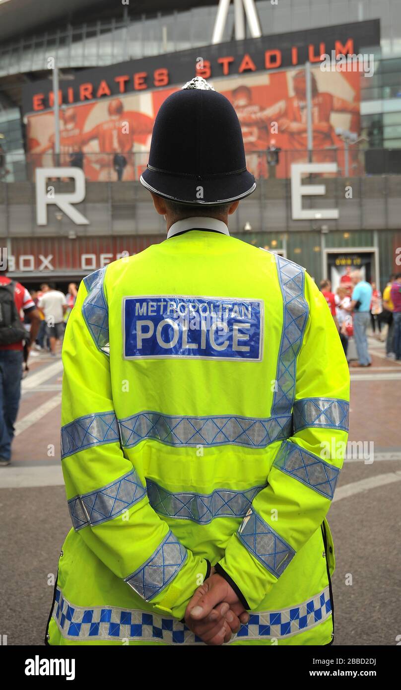 Un policier est en patrouille devant le stade Emirates avant de démarrer Banque D'Images
