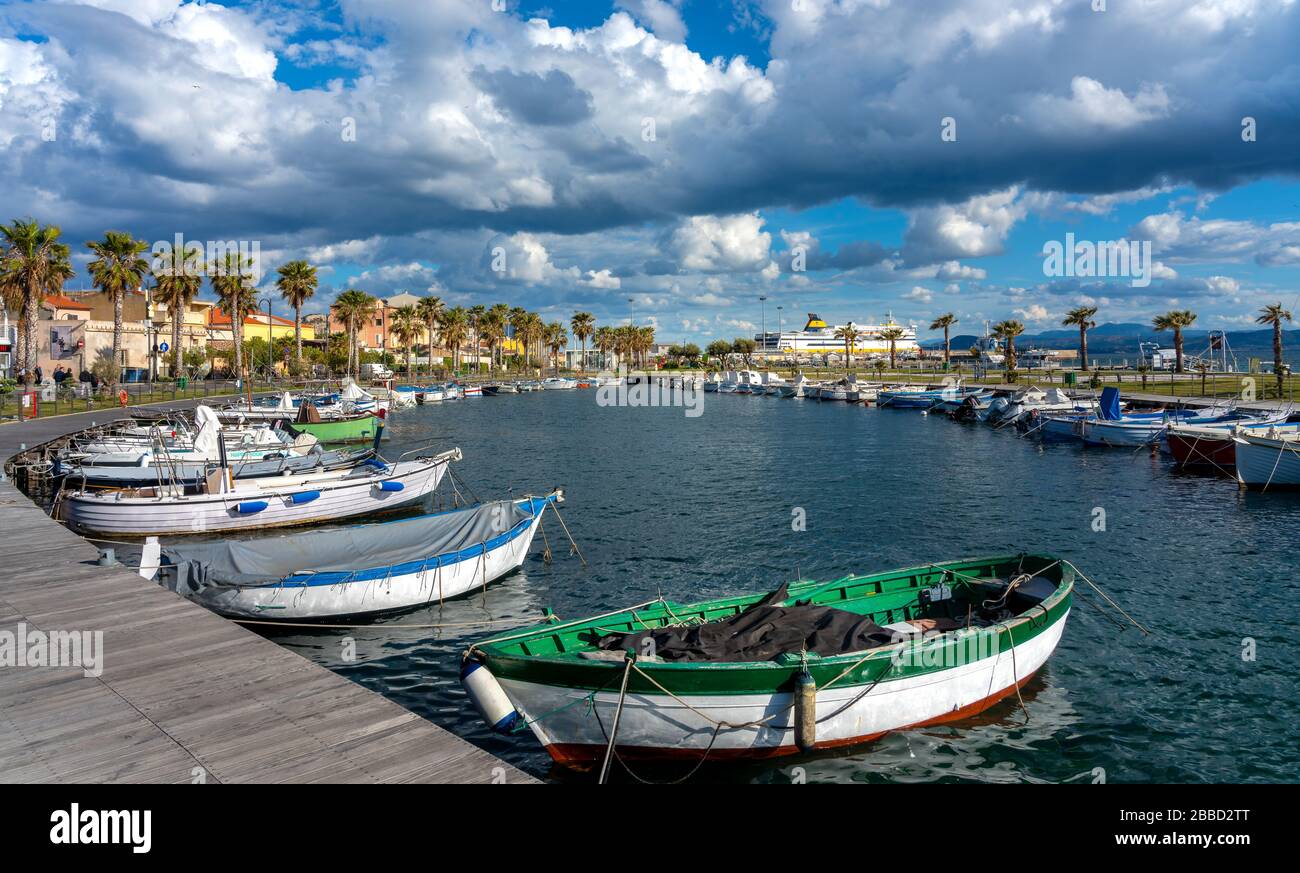bateaux à moteur, bateaux de pêche, bateaux à voile et autres sites touristiques du golfo aranci et du golfo di marinella sur l'île italienne de sardaigne Banque D'Images