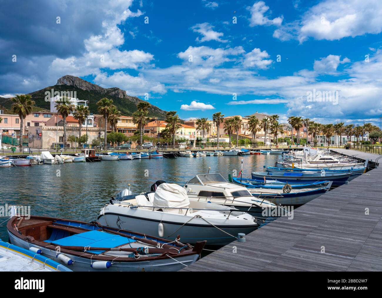 bateaux à moteur, bateaux de pêche, bateaux à voile et autres sites touristiques du golfo aranci et du golfo di marinella sur l'île italienne de sardaigne Banque D'Images