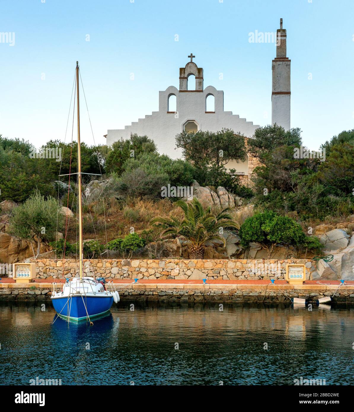 bateaux à moteur, bateaux de pêche, bateaux à voile et autres sites touristiques du golfo aranci et du golfo di marinella sur l'île italienne de sardaigne Banque D'Images