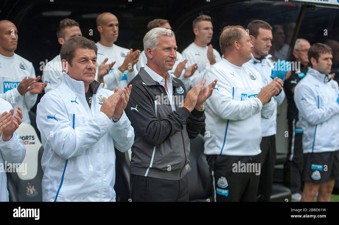 Alan Pardew, directeur de Newcastle United, et l'appliluad du banc de Newcastle au cours de la célébration de la minute à la mémoire de feu Sir Bobby Robson Banque D'Images