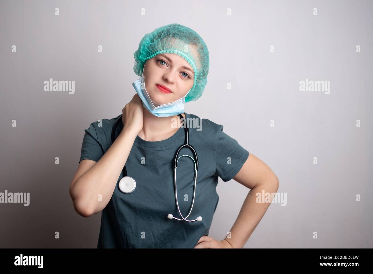 Une jeune infirmière de la femme caucasienne semble fatiguée Banque D'Images