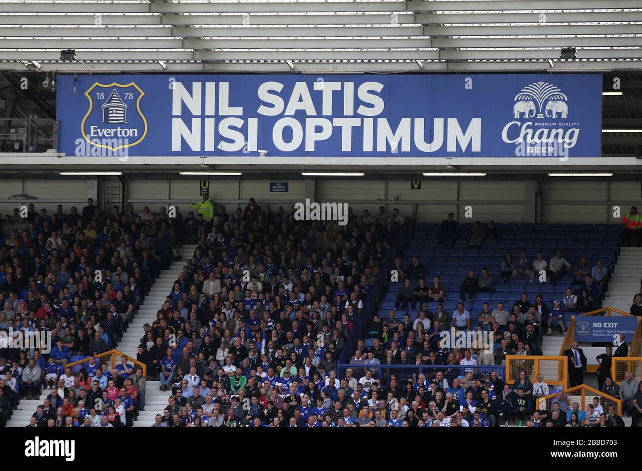 Un grand signe montrant la devise d'Everton « Nil Satis Nisi Optimum » Banque D'Images